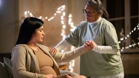 Ce salariu are o moașă în România? Rolul moașei, de care multe familii din țara noastră nu mai țin cont